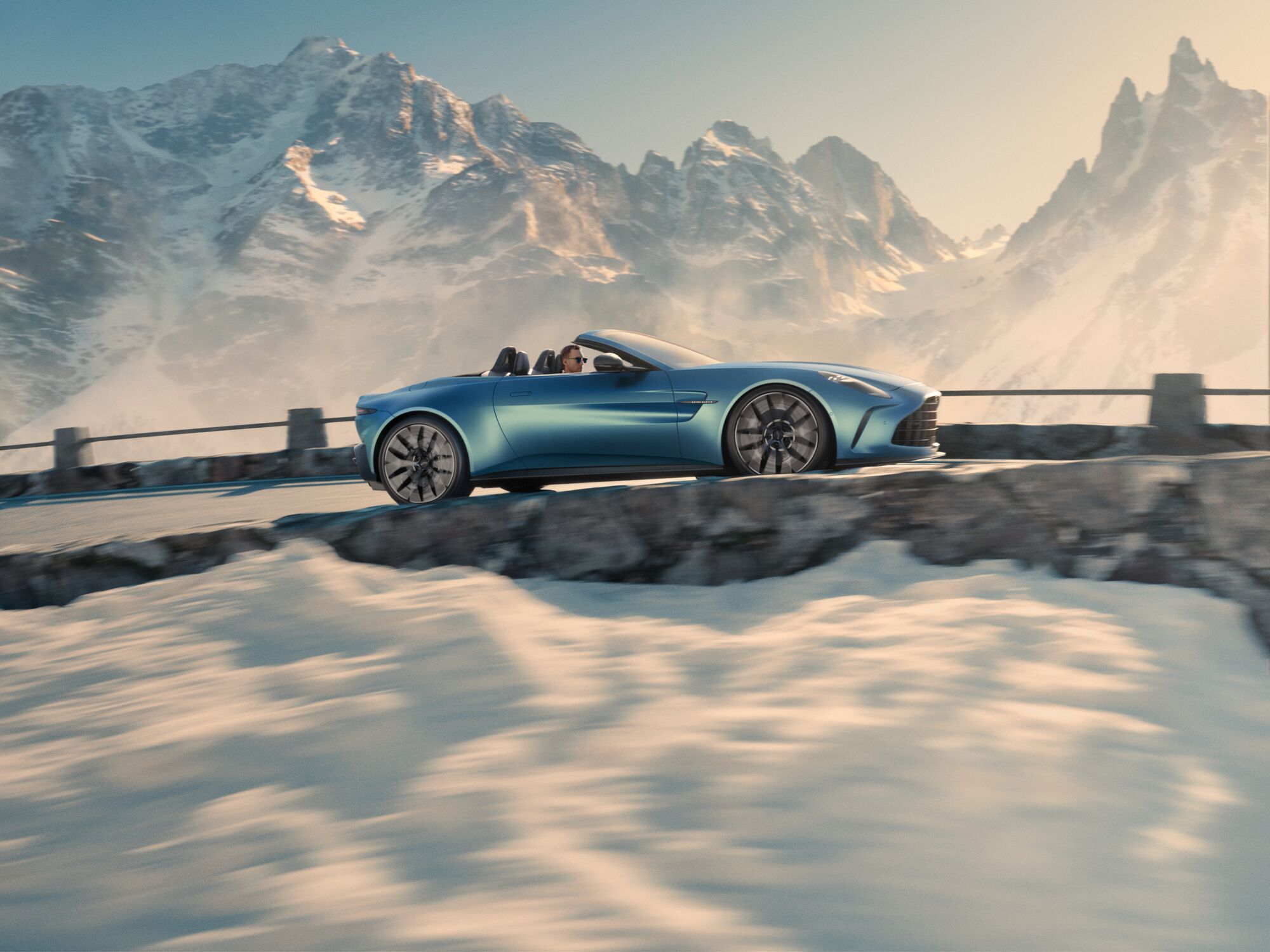 Aston Martin vantage roadster vista laterale sulla montagna