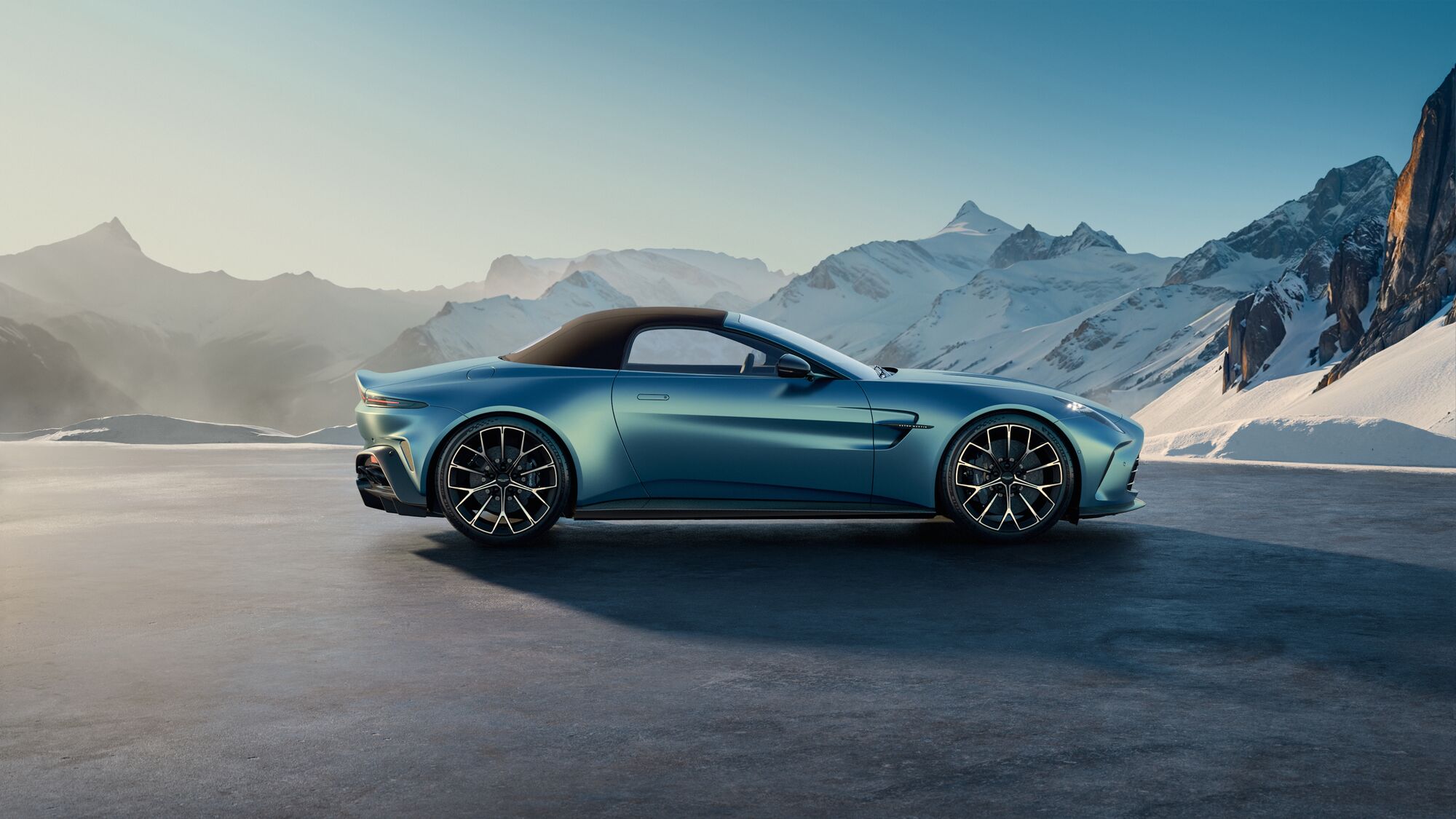 Aston Martin roadster vista laterale con tetto chiuso
