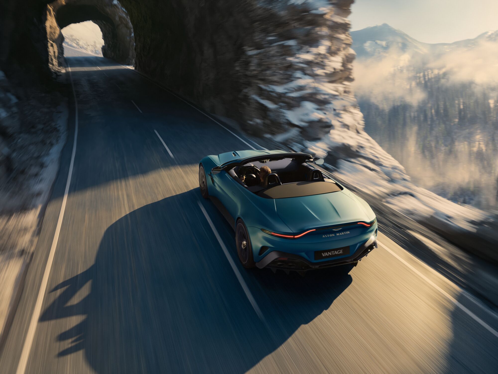 Aston Martin vantage roadster su strada