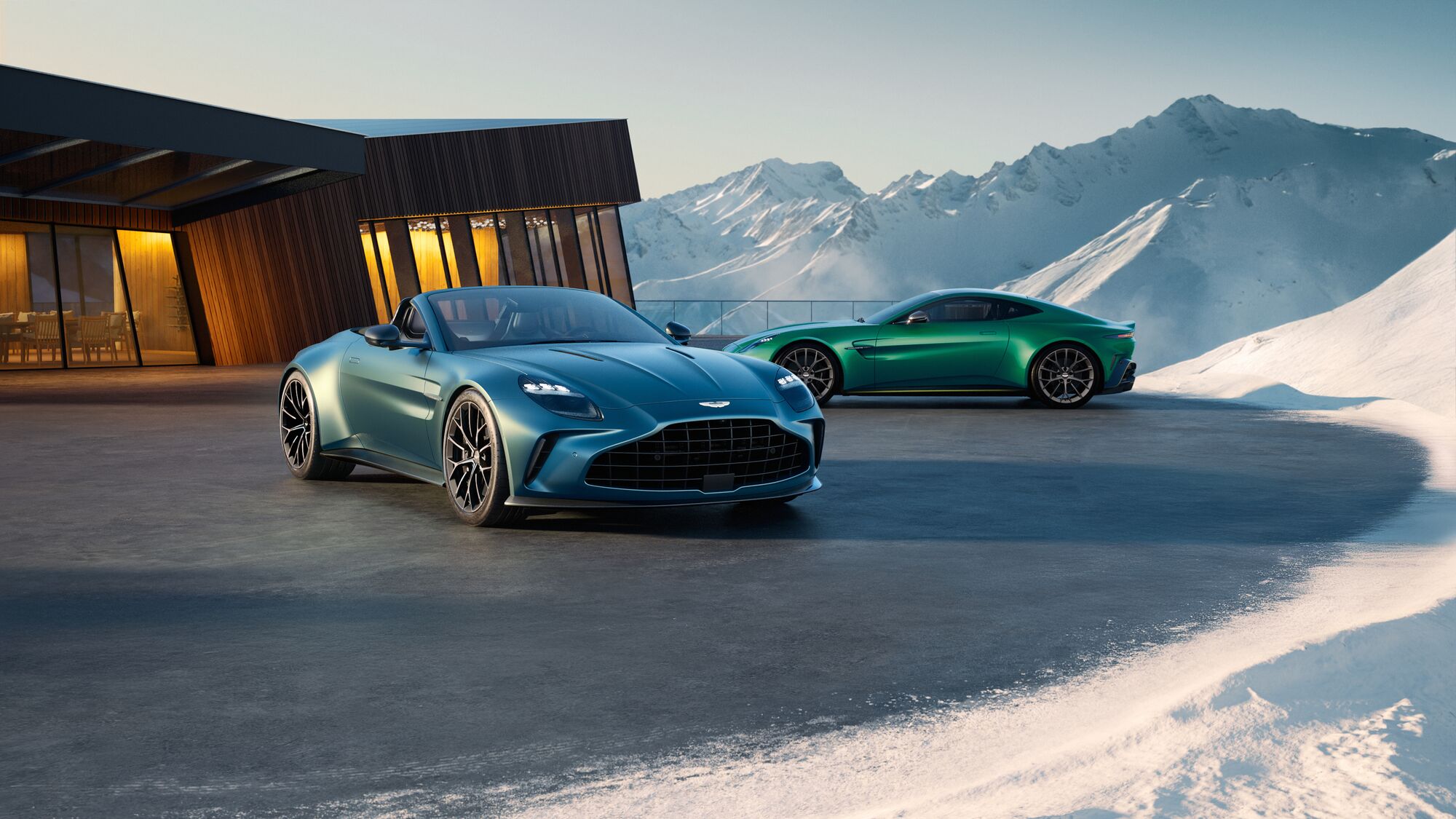 due Aston Martin vantage roadster su una montagna