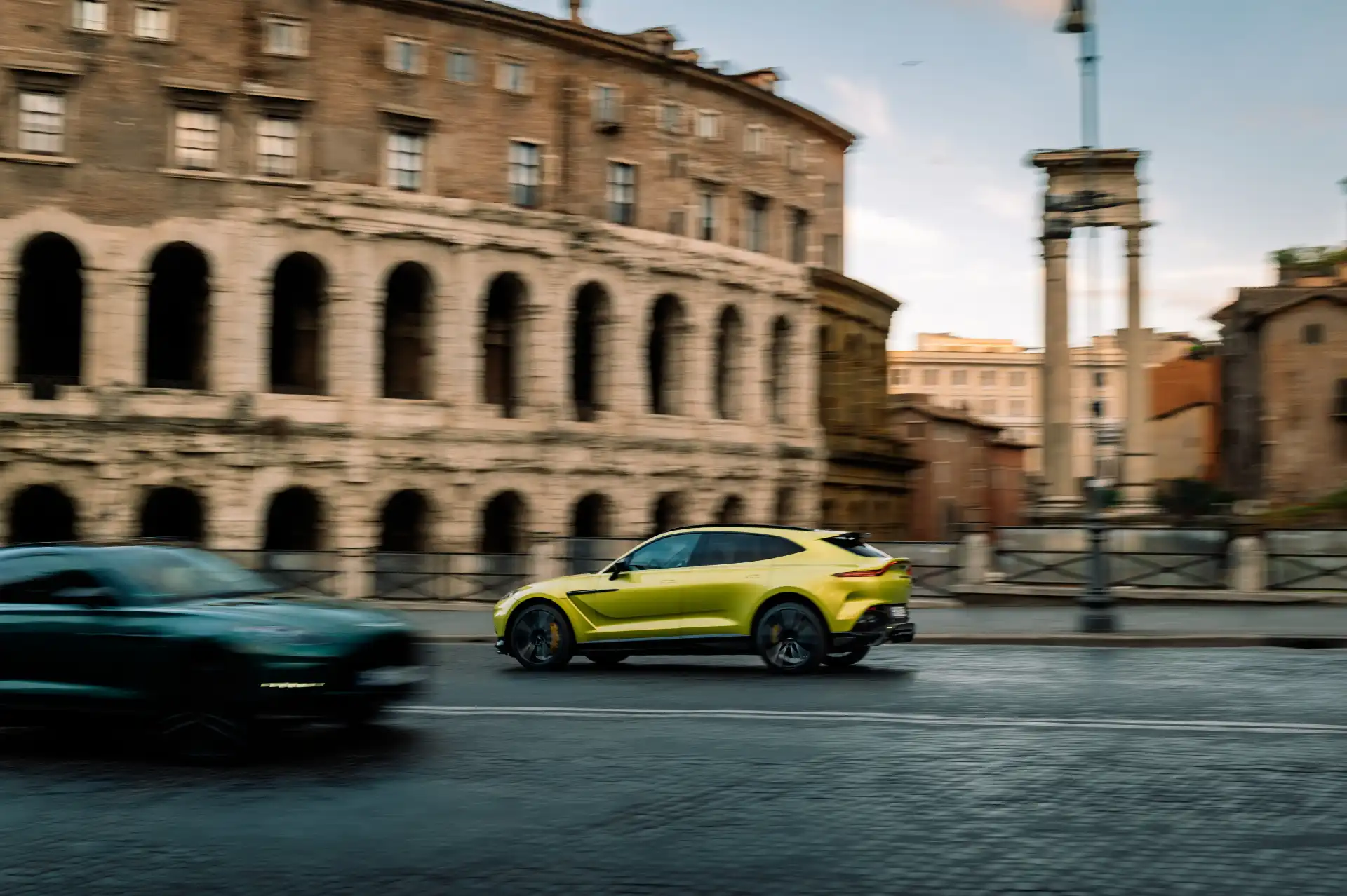 macchina gialla Colosseo