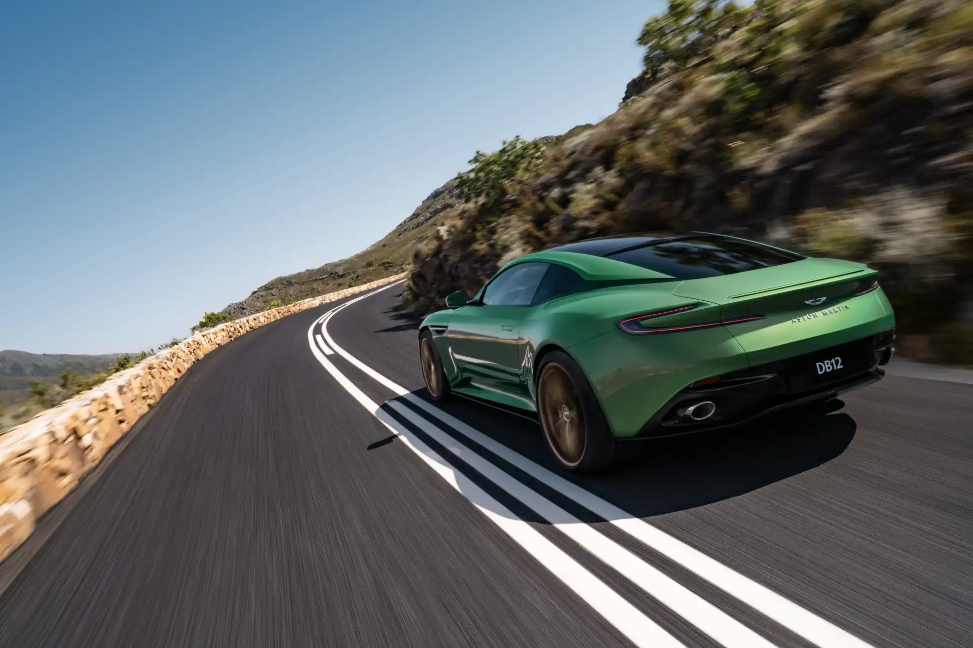 Adobe DB12 verde in strada