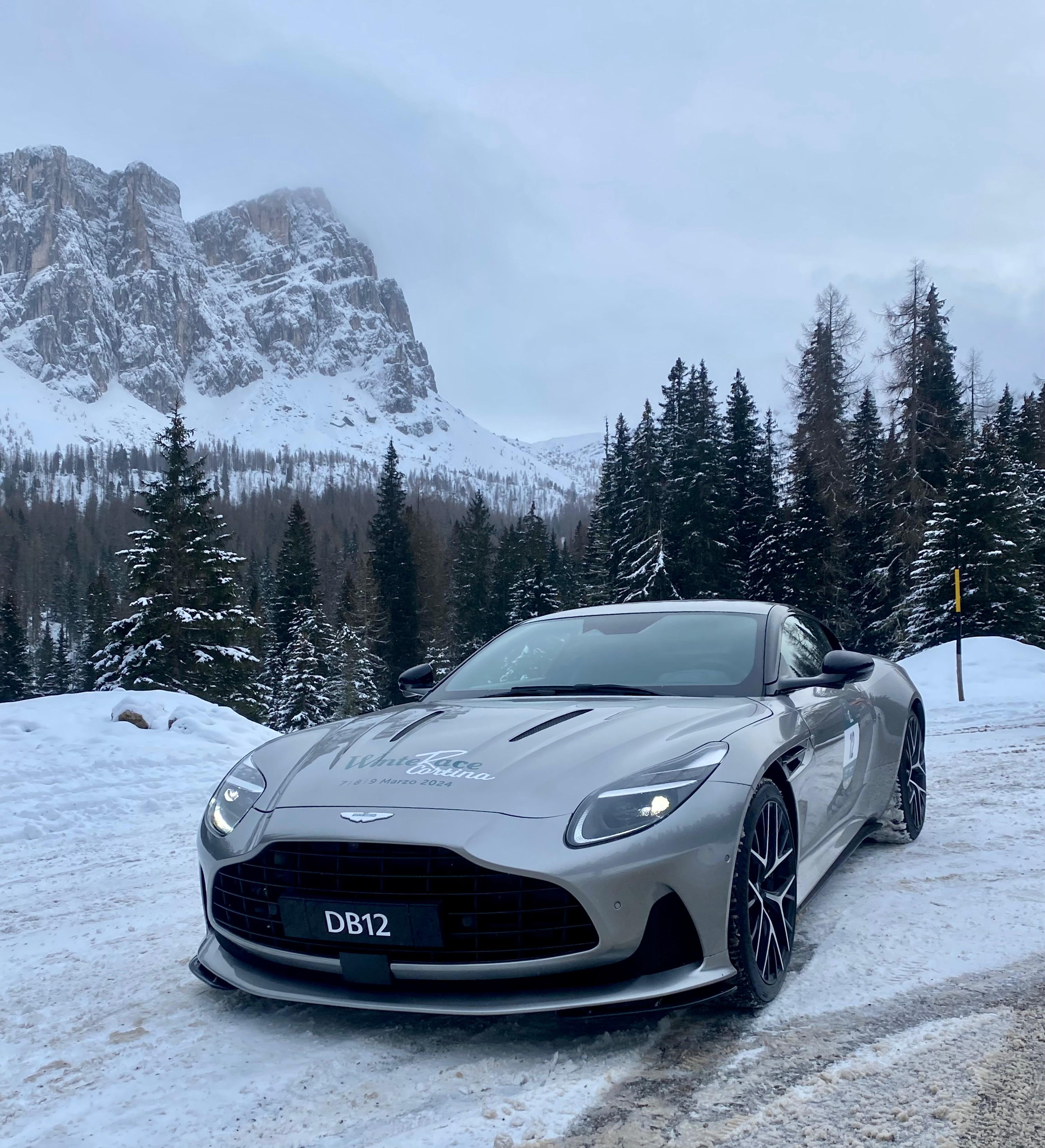 Aston Martin DBS sopra la neve