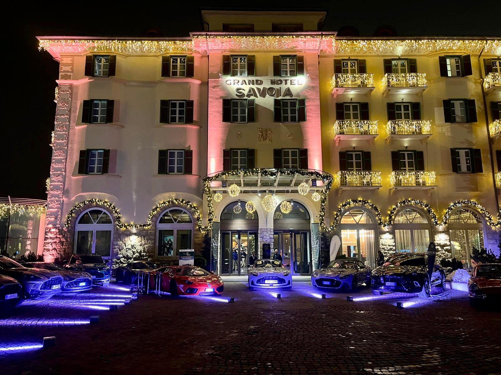 Auto di lusso di fronte al Grand Hotel Savoia a Cortina