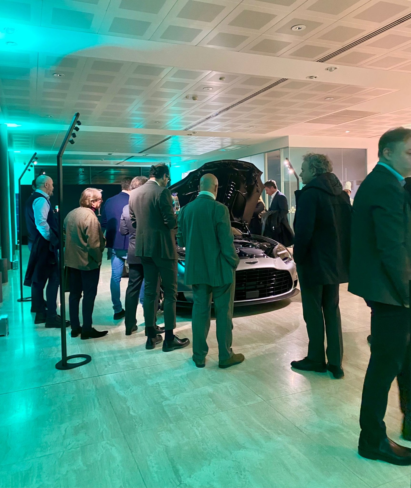 gruppo di persone in concessionaria Aston Martin