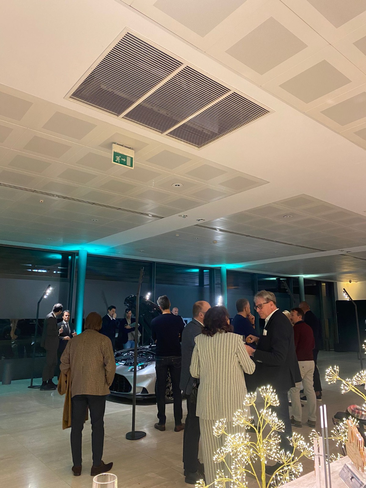 gruppo di persone in concessionaria Aston Martin